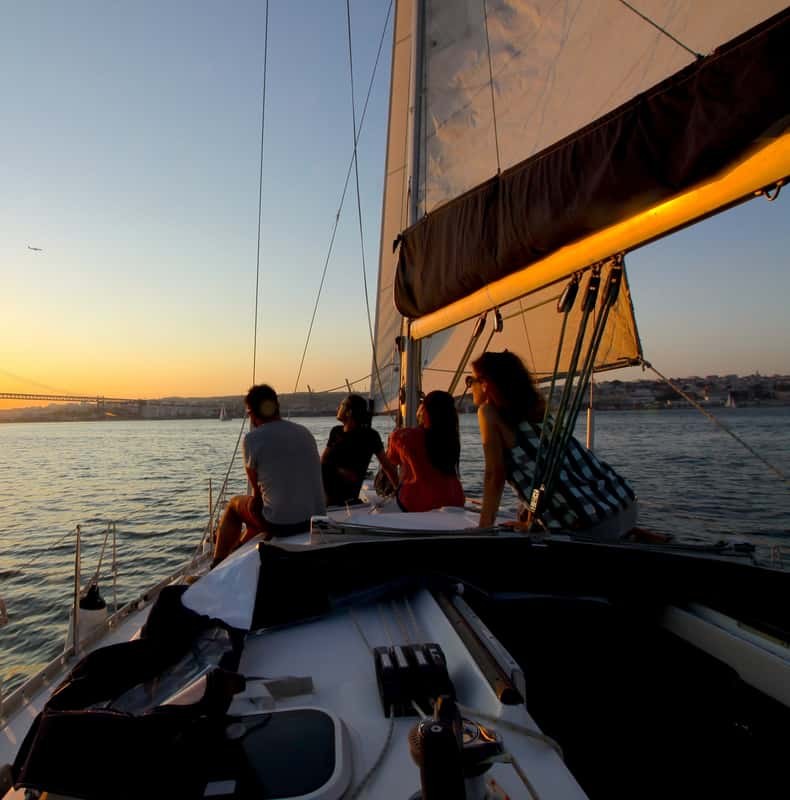 Lisbon: Sailing Tour with Wine and Snacks