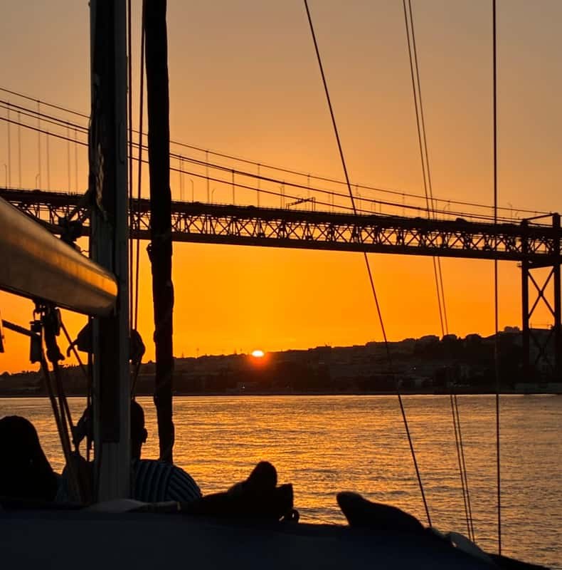 Sunset aboard a sailboat in Lisbon!